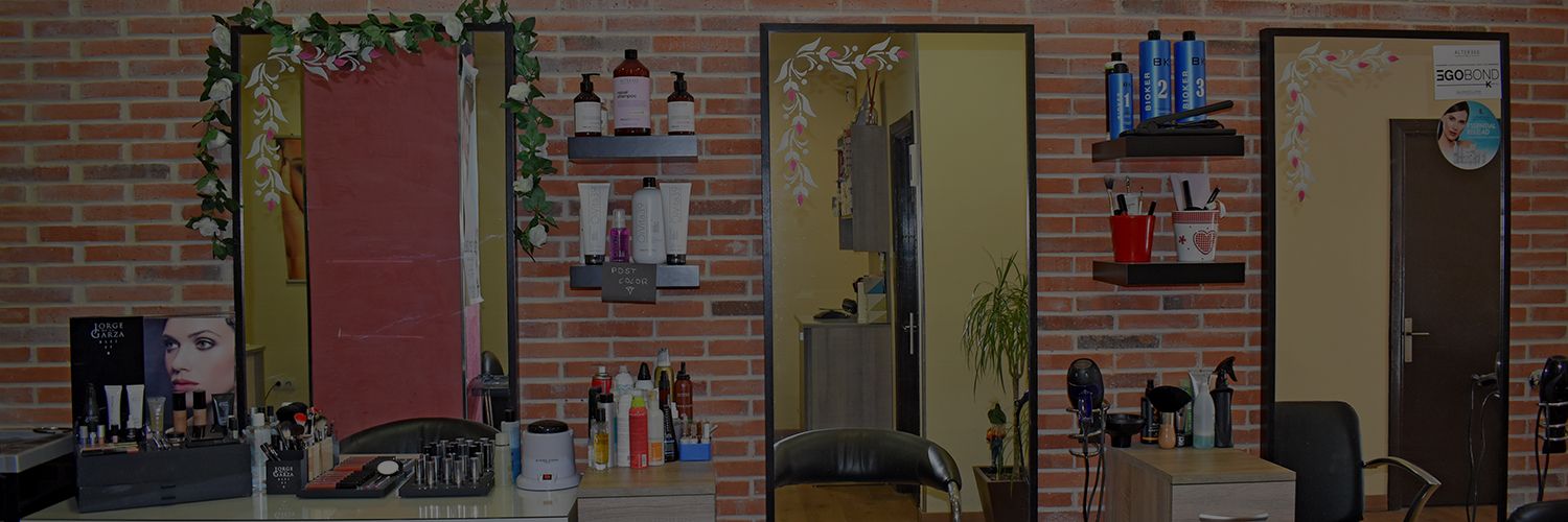 Tocadores de la peluquería con una capa que oscurece la foto.